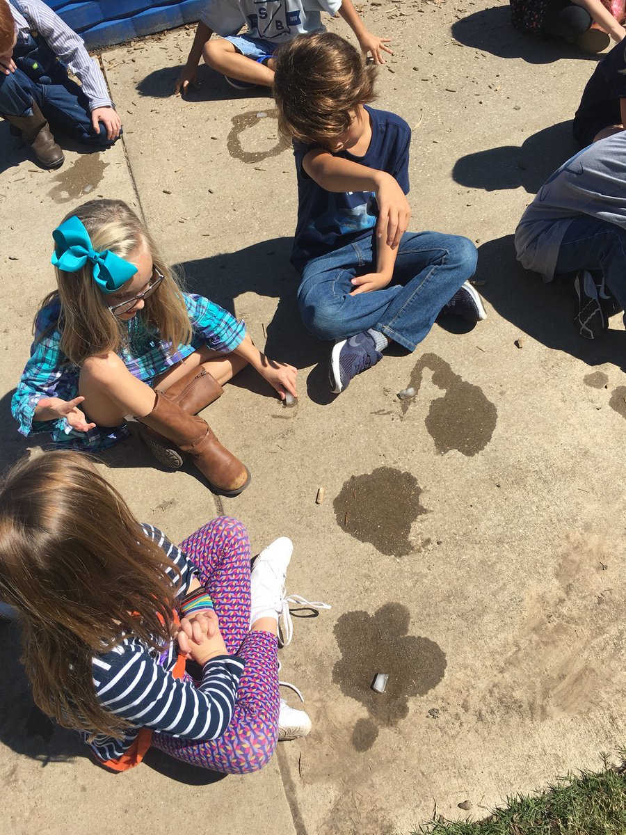 Branch_firsties's tweet photo. Observing how a solid changes to a liquid! Science is so exciting! #Beckelem https://t.co/midzO2TyMa