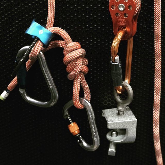 ithh__'s tweet image. Who knew rock climbing gear would come in handy for hanging speakers? ift.tt/2xV6HdO