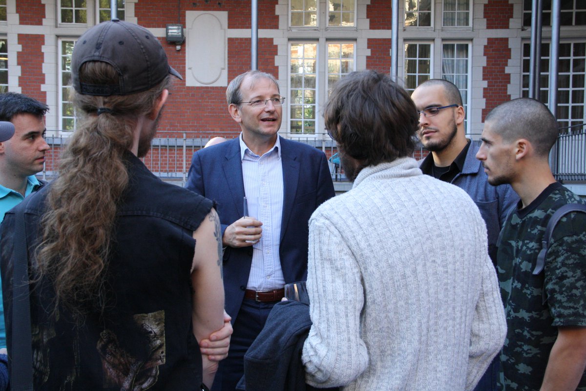 Belfius's tweet photo. Hier soir, nous rencontrions les étudiants de l’ #Ecole19. Quel plaisir de soutenir ce fabuleux projet et de découvrir l’enthousiasme et la motivation de ces jeunes codeurs qui deviendront peut-être les futurs nouveaux talents de Belfius! @19codingschool https://t.co/r5xmNEw9M4