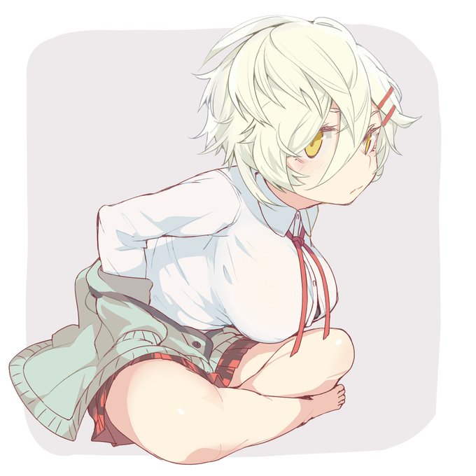 上着は手を後ろにやって脱ぐタイプの女の子 