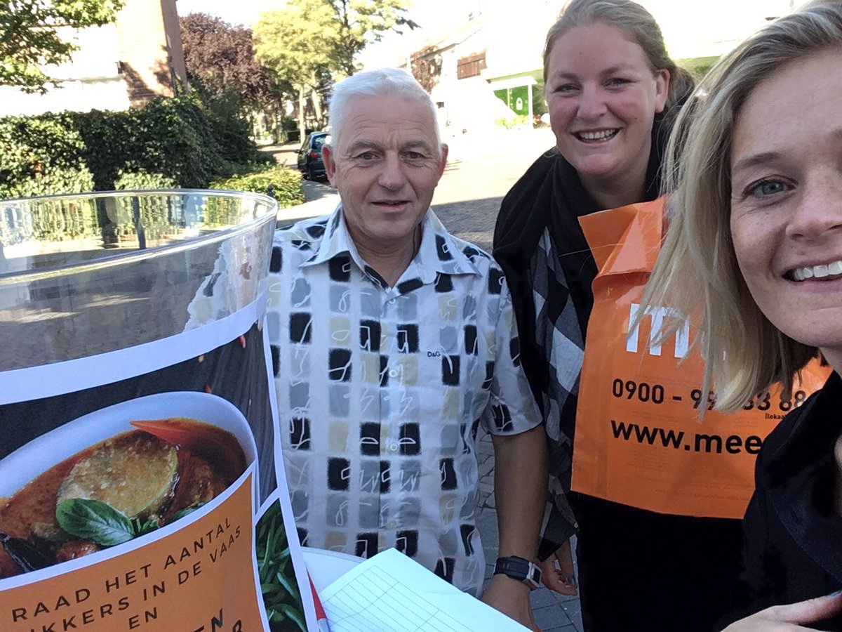 Esther_Utrecht's tweet photo. Week tegen Eenzaamheid is gestart! Wij delen goodybags uit bij de Lidl met daarin o.a. het gehele programma van de Week! Ook is er een diner voor twee te winnen, gesponsord door Grand Café het Gelach! #samentegeneenzaamheid @Syndion @MEE_AV @gem_gorinchem https://t.co/5f4QhZarP0