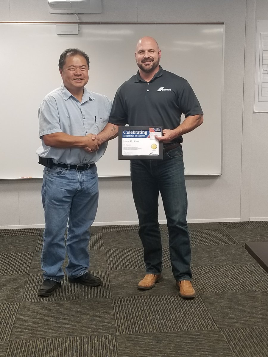 ErikacAlba's tweet photo. Thank you to #SoCalAgg's Jason Kuss (Acct. Mgr.) For 15 Years of Service! @CEMEX_USA
(Presented by Brian Walker, Sales Manager) https://t.co/TFaoxOJZBy