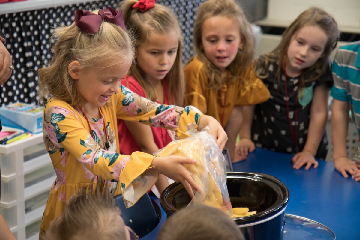 Bolivar_Schools's tweet photo. Mrs. Jeffries first-grade class was #resourceful with the apples they got from Johnny Appleseed yesterday by choosing to make applesauce in class today! #GoLiberators https://t.co/SkBMu7W4Cb