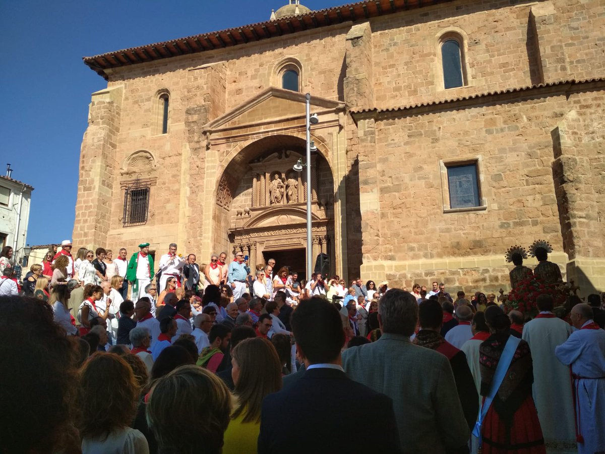 CsArnedo's tweet photo. 📸 Hoy nuestra secretaria de Organización de @CsLaRioja, @maLuisaAlonso y la Pvoz Municipal de Ciudadanos en el @aytoarnedo Virginia Domínguez han asistido a la procesión de #SCySD18 de Arnedo. Ciudadanos con todos los arnedanos en este día grande. https://t.co/B7Zq7dg0ji