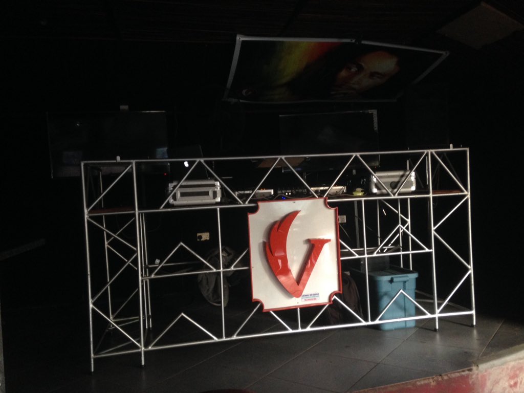 paulwebs1's tweet photo. As usual, @naselow has already finished setting up his deck! Where are y'all tonight?

#JamrockThursdays https://t.co/owuPYDjS1J