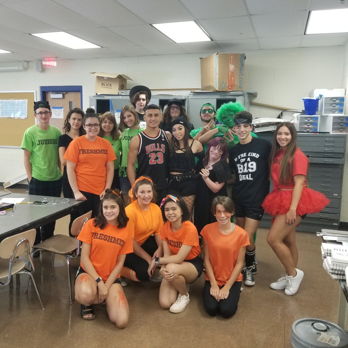 LHS210Wing's tweet photo. LHS Fashion Design students on class color day #LHSHomecoming https://t.co/kOEAREce1w