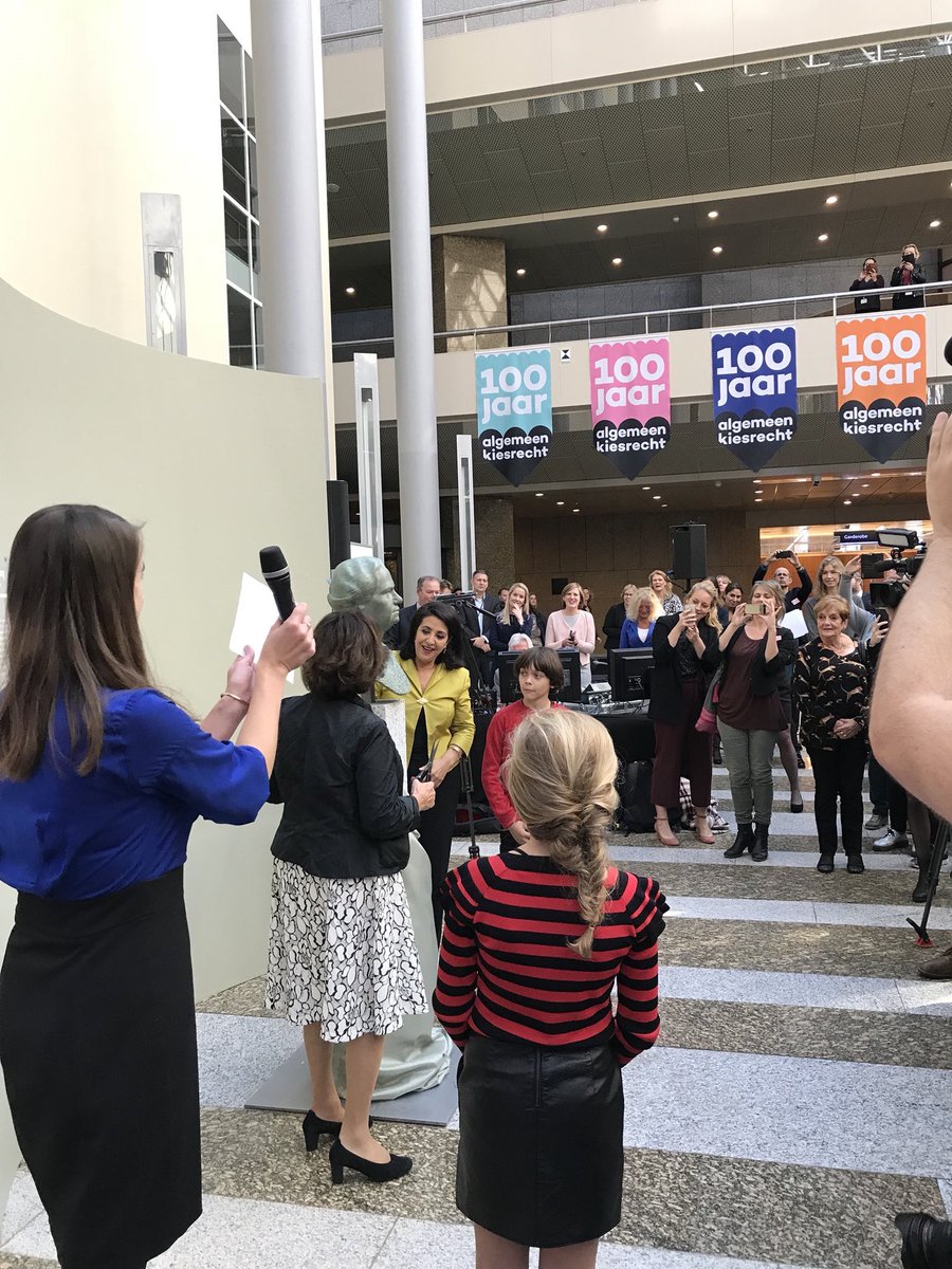 ArneWeverling's tweet photo. Mooie opening van de tentoonstelling over 100 jaar Algemeen Kiesrecht en de onthulling van het beeld van Suze Groeneweg, het eerste vrouwelijke kamerlid in 1918. Kijk ook op https://t.co/MyuWOy0HHW het is namelijk een voorrecht om te mogen stemmen en te leven in een democratie! https://t.co/ciKMIuOSDc