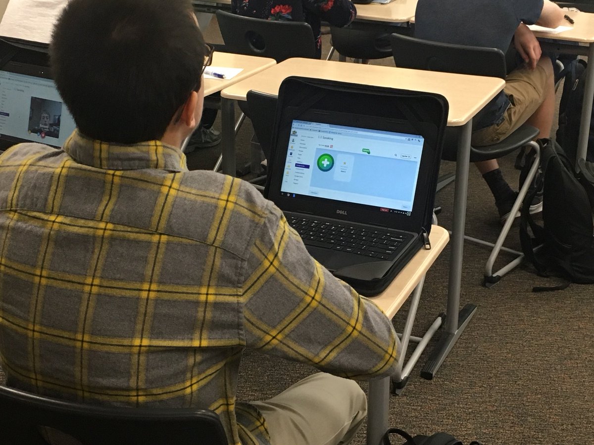 PrincipalPaulC's tweet photo. @HanfordFalcon students is Mrs. Jolley’s class using @Flipgrid to take a speaking test in Spanish class. @InnovationRsd @RichlandSD400 @TechTeachTravel #HACK_R https://t.co/FythqWTMpD