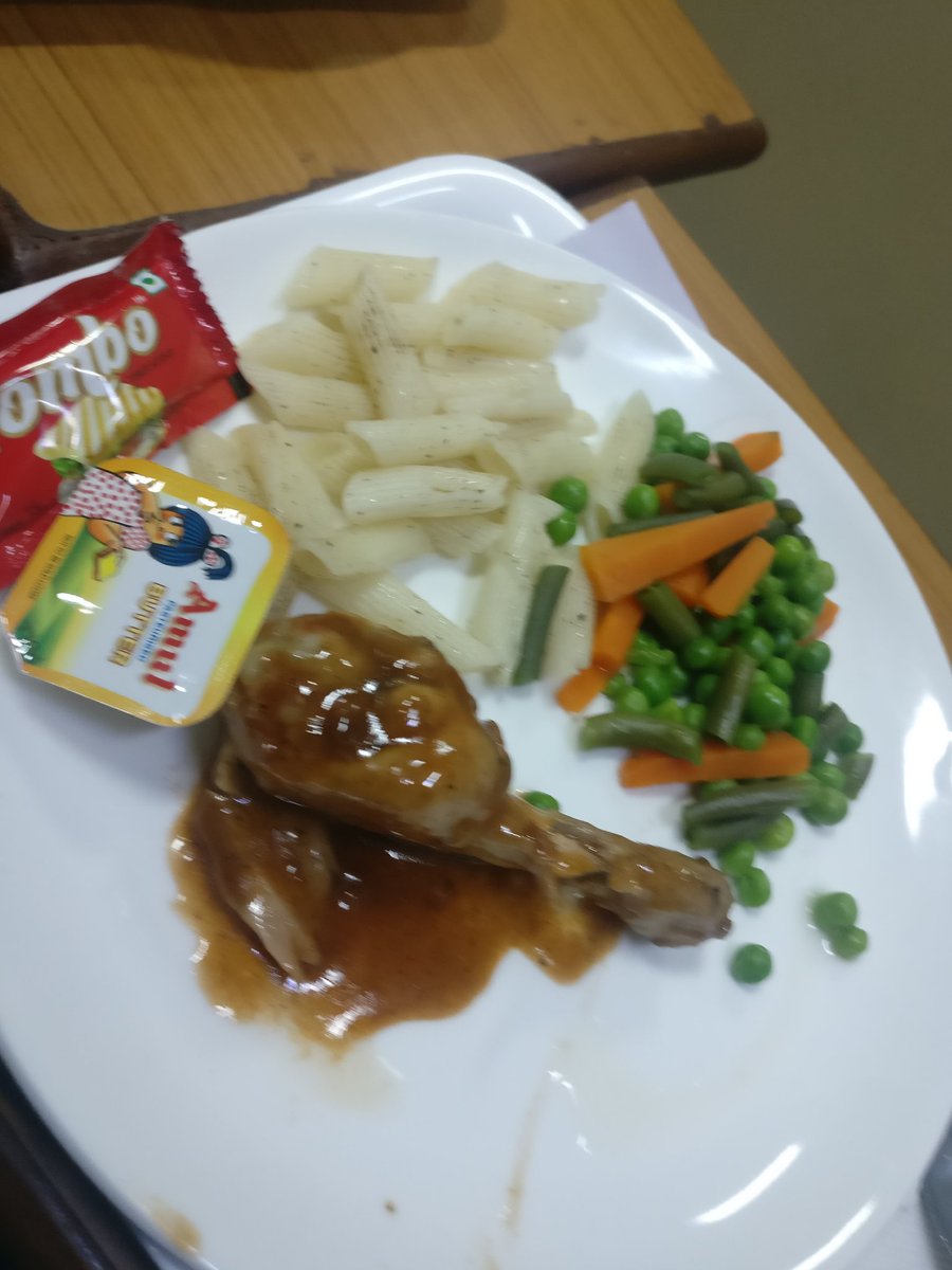 ru_chica's tweet photo. Whatte dinner... #MumbaiRajdhani 
All thanks to Ashish Mishra, Narendra Kumar Dubey &amp; Canteen manager MK Hussain
Train #12951
 🕺💃 https://t.co/NilGmZs773