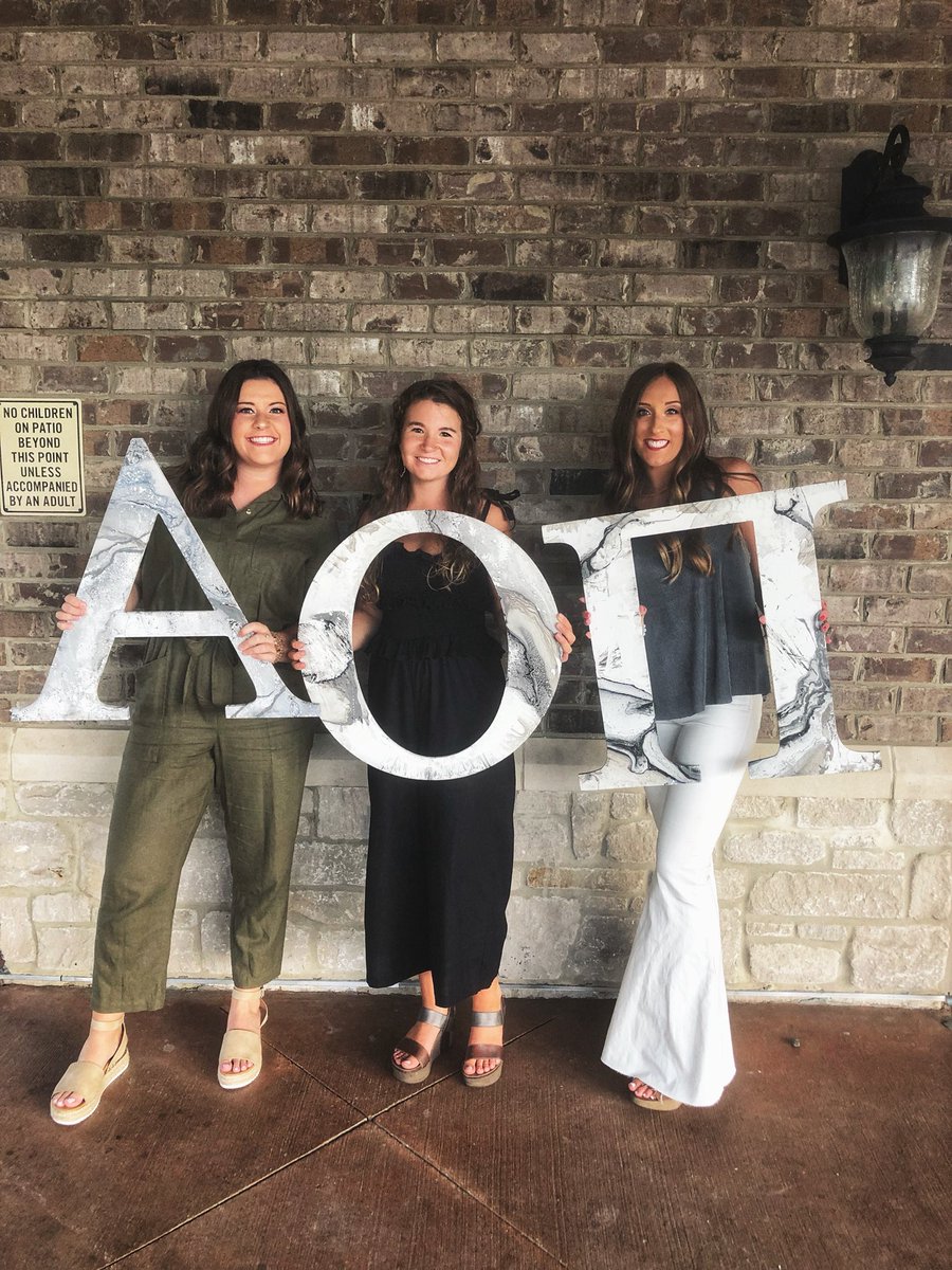 krossky16's tweet photo. #WKUhandsdonthaze18 @AOIIalphachi https://t.co/cODn7cpsUW