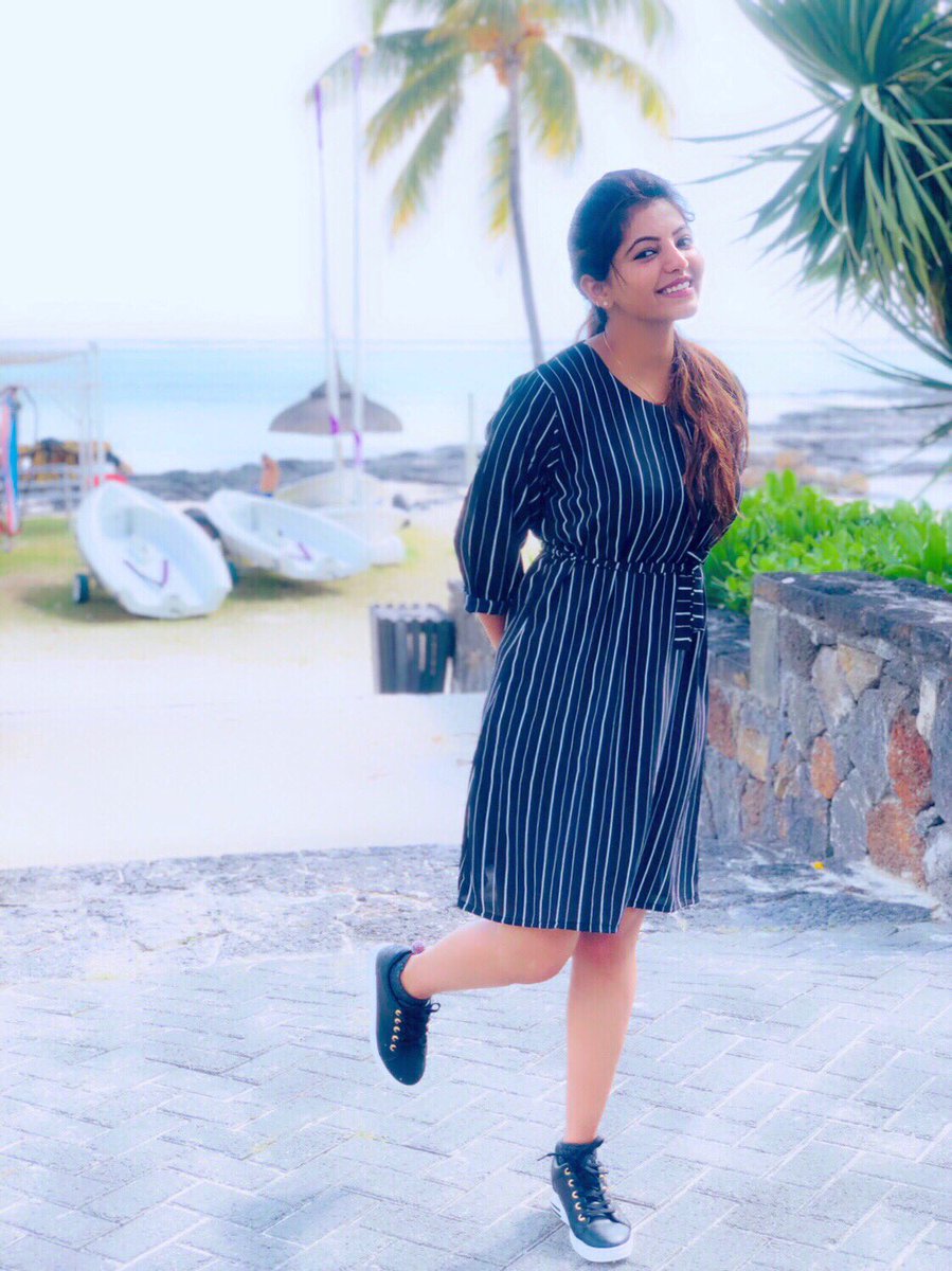 Mathuraaaaa's tweet photo. ஏய் என் தலைக்கேறுற .. பொன் தடம் போடுற .. என் உயிர் ஆடுற .. என்னடி மாயாவி நீ !! 
@AthulyaOfficial 😘😘😘 https://t.co/3oNo4VjmYA