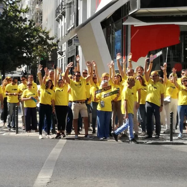 BeActivePt's tweet photo. MOMENTO @BEACTIVE  
Os trabalhadores do Ipdj aproveitaram o período de almoço para uma pausa ativa. 
Fizeram parar o trânsito 🚘  
As atividades nacionais continuam. Saiba tudo em: https://t.co/UrULT1QhQD
@erciliamachadooficial @patriciamatostvi @fadu @europeancommission https://t.co/OogJd4VnbH