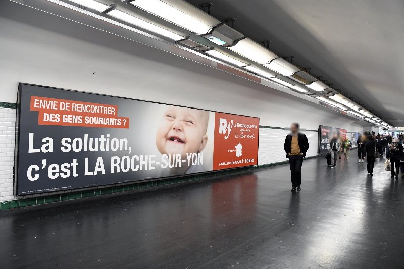 larochesuryonfr's tweet photo. Jusqu'au 9 octobre, l'Agglomération s'affiche dans les couloirs du métro parisien.
En savoir plus > https://t.co/9mNVCcBihb
#LRSY #LRSYagglo #territoire #campagne #Metro #Paris https://t.co/GAvFTAxlYF