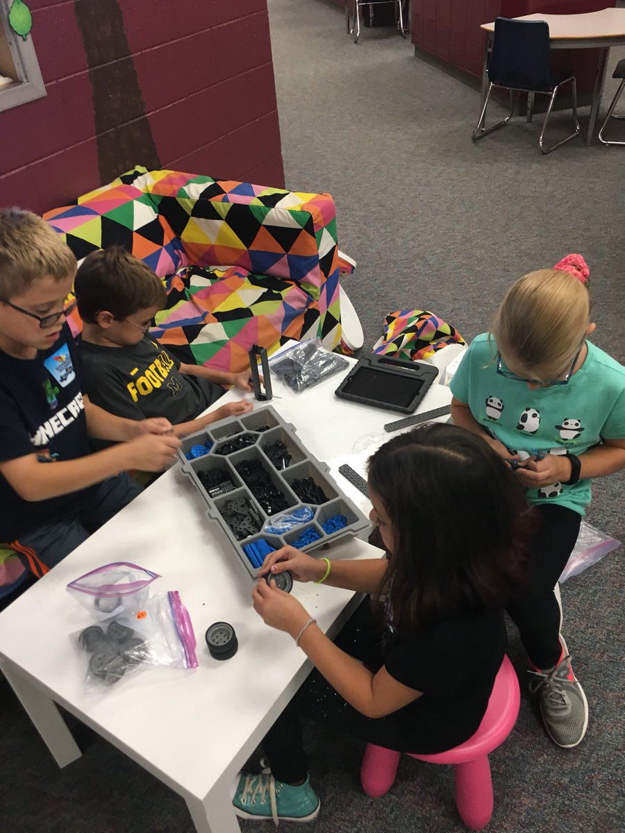 Sparty_Mr_Perry's tweet photo. Little engineers! #pltw #SASCompass #wmlearn https://t.co/Gm1FW1lGkv