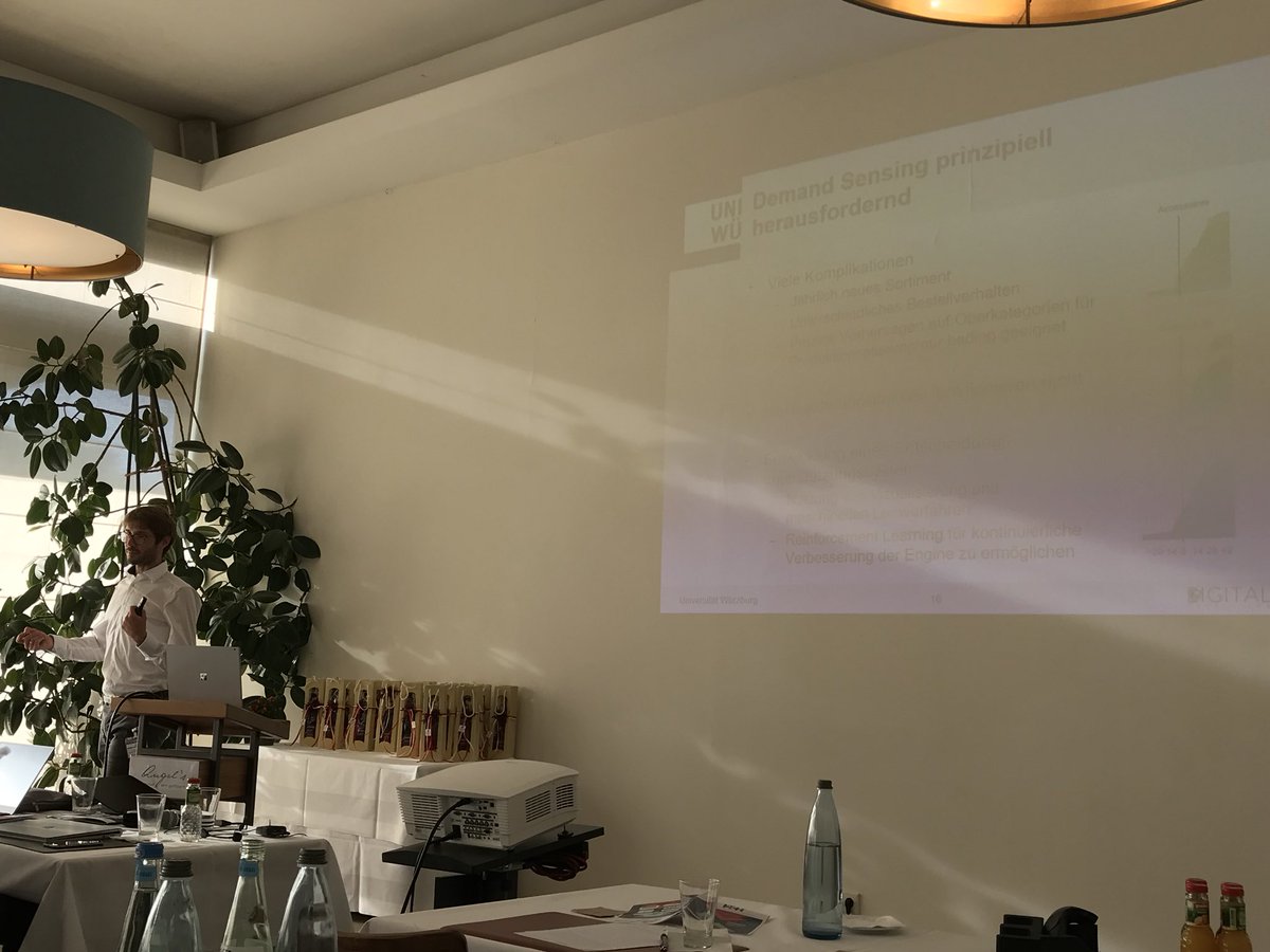 CarstenKraus's tweet photo. „In der #Fashion-Branche funktionieren die herkömmlichen Predictive-Verfahren noch nicht“ Prof. Flath, Uni Würzburg #ith2018 #ki https://t.co/dqKM3IdeHI