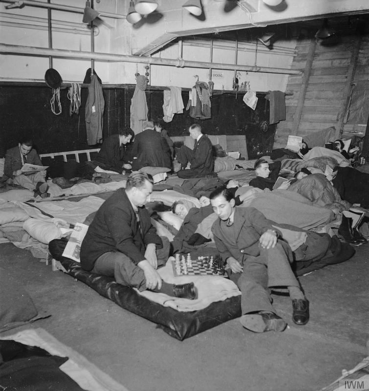 ___sssky's tweet photo. ¿EL AJEDREZ LES SIRVIÓ DE REFUGIO DURANTE LOS MALOS MOMENTOS?

La imagen fue tomada por Bill Brandt, en plena Segunda Guerra Mundial, en el sótano de una tienda londinense que funcionaba como refugio antiaéreo. La colección forma parte de la IWM (Museos Imperiales de la Guerra). https://t.co/U6EiNkmcdJ