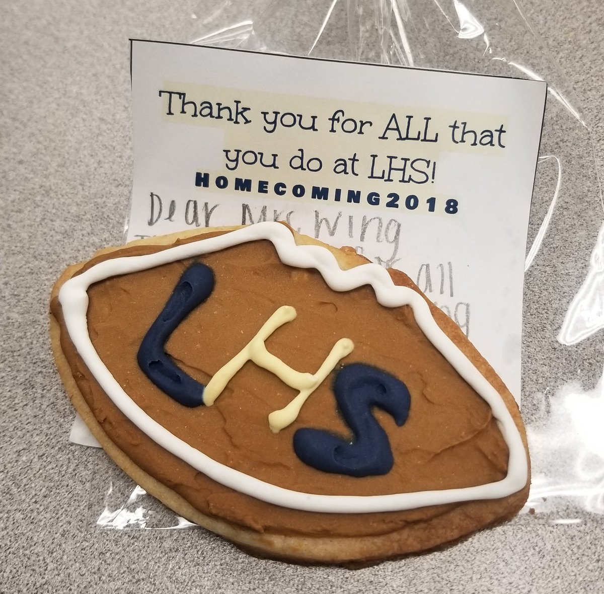 LHS210Wing's tweet photo. Our Lemont High School 210 students take time out to be kind and considerate to their teachers during #LHSHomecoming Week!  Thank you, LHS! Our students are #exemplary! #GoLemont #LHS210art  @LHS210principal @md_lemont https://t.co/bfiiDAf9Ky