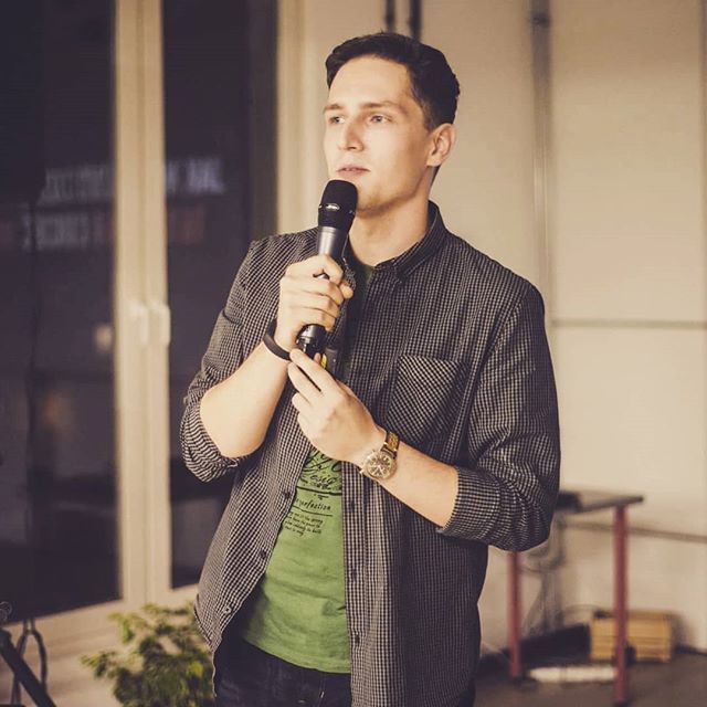 krzysiekhum's tweet image. Kiedy robisz #live poza YouTubem 🔴😂😉 Zdjęcie z wczorajszego meetupu #devjs w Warszawie 🖥️ #meetup #warsaw #warszawa #speech #presentation ift.tt/2zA7zGS