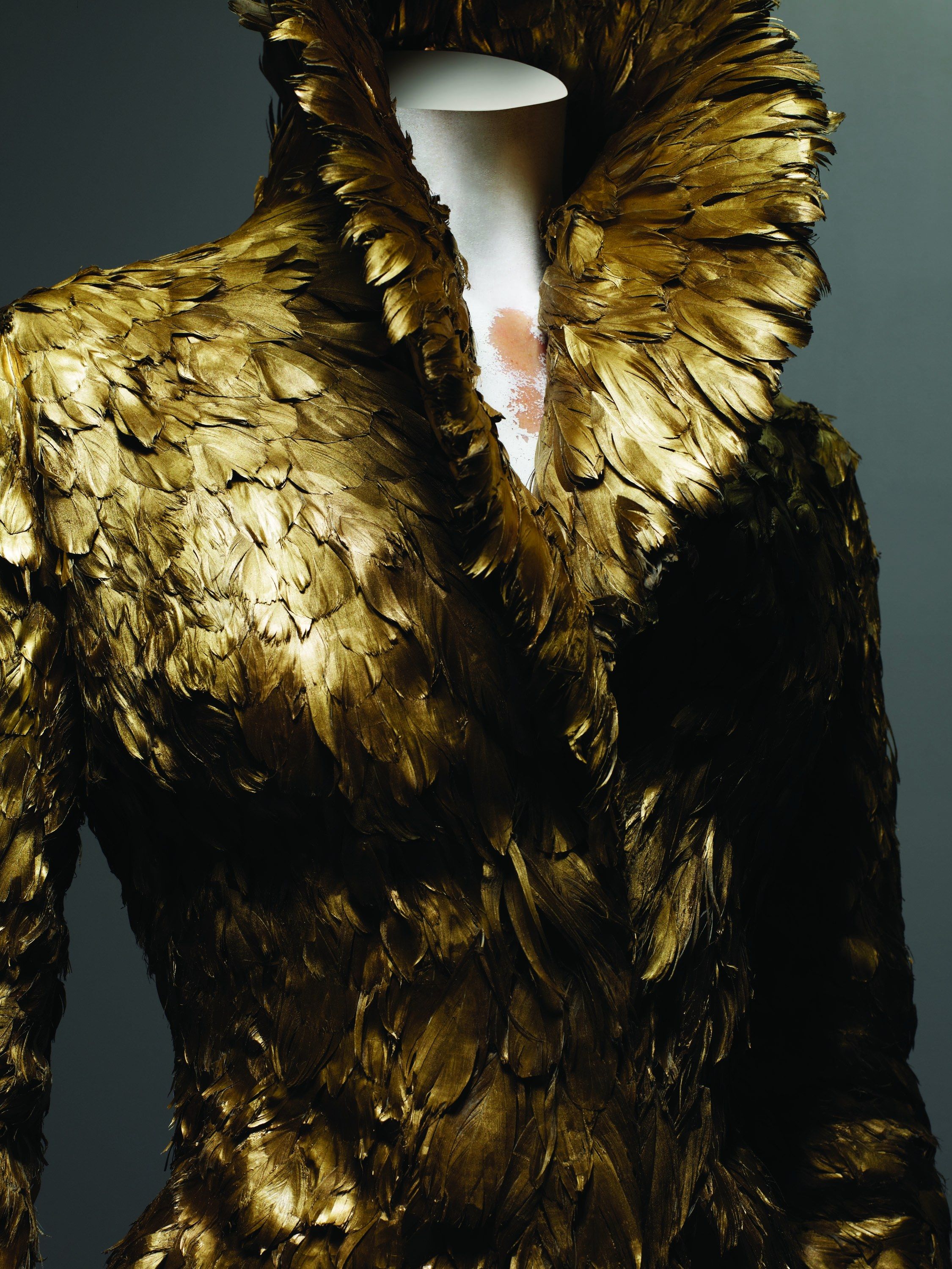 DeLafee on X Detail of Gold Feather Coat Alexander McQueen collection Savage Beauty 2011 gold goldleaf gold goldenfeathers beauty fashion goldfashion AlexanderMcqueen https t 7lekAdnwDg X