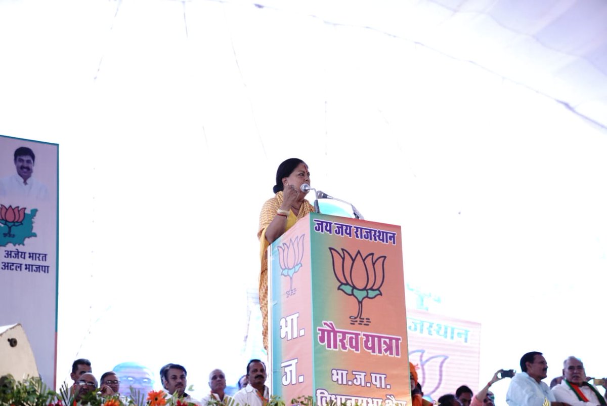 VasundharaBJP's tweet photo. राजमाता विजयाराजे सिंधिया जी से मुझे बचपन से ही जनसेवा को अपना लक्ष्य मानकर आगे बढ़ने की सीख मिली है। राजमाता जी के बताए गए मार्ग पर चलकर ही आज मैं राजस्थान की मुखिया के तौर पर जन-जन के कल्याण के लिए पूर्णतः समर्पित हूं और आगे भी रहूंगी।
#RajasthanGauravYatra #PeopleFirst https://t.co/yMvktaBpoL