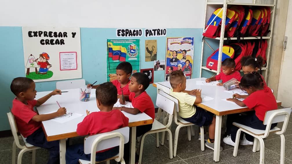 mineducacion_ve's tweet photo. 🏫👖🎒 Gracias al Programa de Recuperación, Crecimiento y Prosperidad Económica, los niños y niñas de la UENB Cruz Felipe Iriarte en #Vargas recibieron uniformes y morrales de manos del Min. @psuvaristobulo @NicolasMaduro @CarneiroPSUV @RGIrlanda https://t.co/4F9WbYXHuE