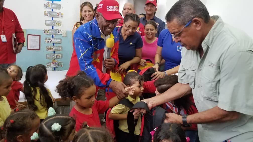 mineducacion_ve's tweet photo. 🏫👖🎒 Gracias al Programa de Recuperación, Crecimiento y Prosperidad Económica, los niños y niñas de la UENB Cruz Felipe Iriarte en #Vargas recibieron uniformes y morrales de manos del Min. @psuvaristobulo @NicolasMaduro @CarneiroPSUV @RGIrlanda https://t.co/4F9WbYXHuE