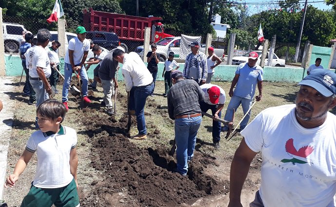 Itursulogalvan's tweet photo. "El TecNM de Úrsulo Galván fomenta actividades agrícolas en niños de Escuela Primaria"

https://t.co/jsMvm3LDg4 https://t.co/wAVSwHuWB6