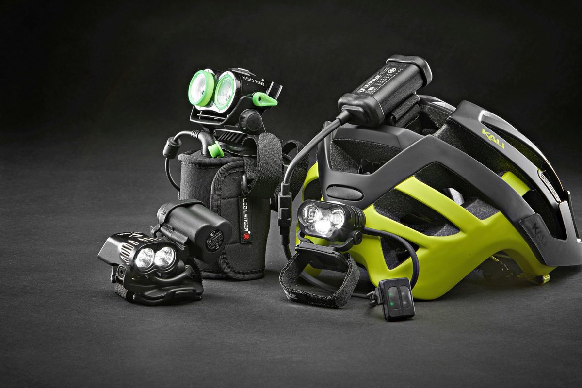 Der Herbst steht vor der Tür und die Tage werden kürzen. Für Nightrides muss eine gute Helmlampe her - das ist klar. Doch welche ist die beste Lampe? Wir haben verschiedene Modelle für dich getestet: bit.ly/2pAaWHG

Foto: Benjamin Hahn