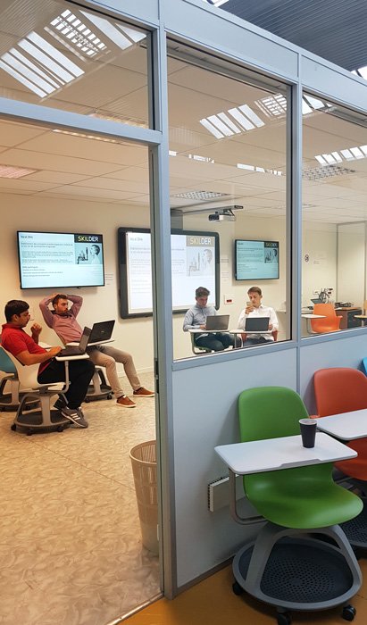 C'est la rentrée de Centrale Digital Lab ! Les élèves rencontrent déjà les entreprises commanditaires de leur projet... L'une des équipes attend ici le fondateur de la start-up <a href="/Skilder_pro/">Skilder</a>, qui va leur présenter son projet.