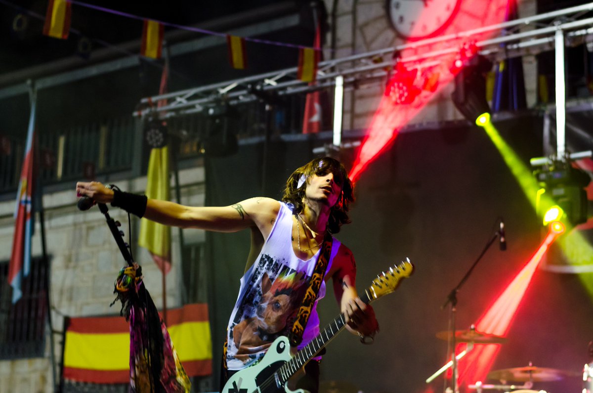 Diegopc's tweet photo. Es importante no agregar tinieblas... No son gigantes, no le des más vueltas!! Por eso hago música y uso distorsión en la guitarra; para que las canciones suenen mucho más alto que mis paranoias!! https://t.co/gFqOj1Tq5D