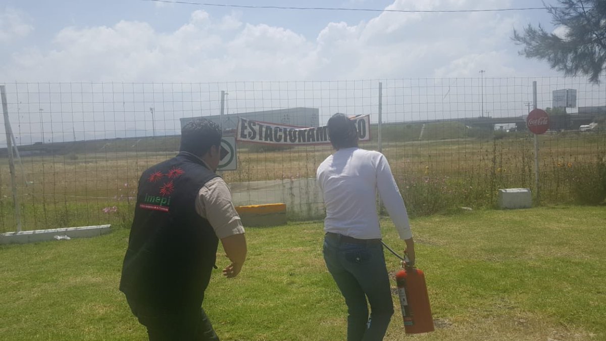 IMEPI_Edomex's tweet photo. Se brindó capacitación a los comerciantes del mercado de artesanías pirotécnicas de Jaltenco #Edoméx, en prevención de accidentes por venta de pirotecnia y práctica del uso correcto sobre el manejo de extintores.

#TrabajandoIMEPI
#Prevención https://t.co/uGpCOTXGaZ