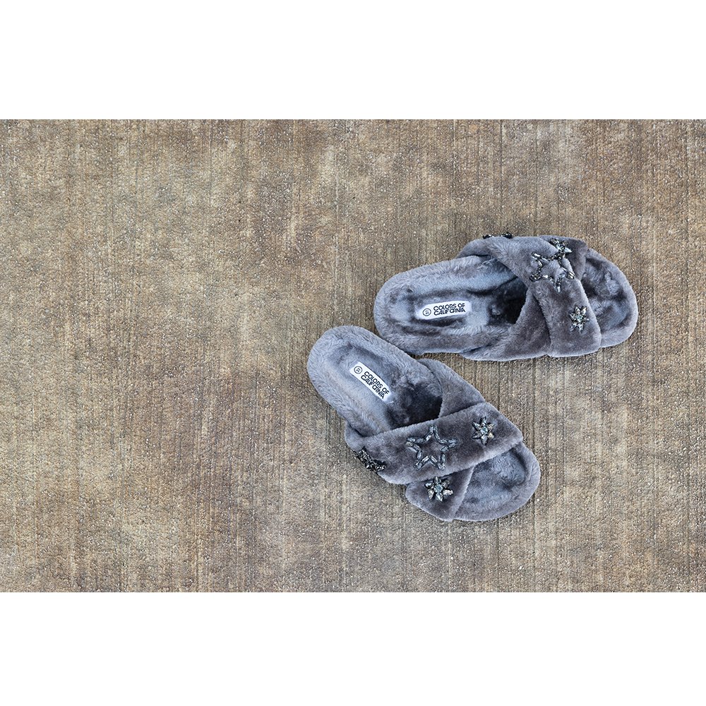 ColorsColors's tweet photo. Look stylish and feel comfortable in our slippers. #colorsofcalifornia #fw18 https://t.co/4p6Hnv5Hkm