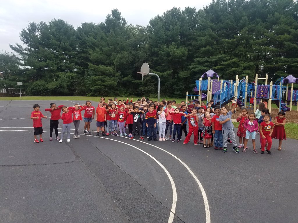 Ms_Shahs_Class's tweet photo. Red Team 🐾 Sugarland First Graders 🐾 #Allin @SugarlandES https://t.co/bXJingrEtK