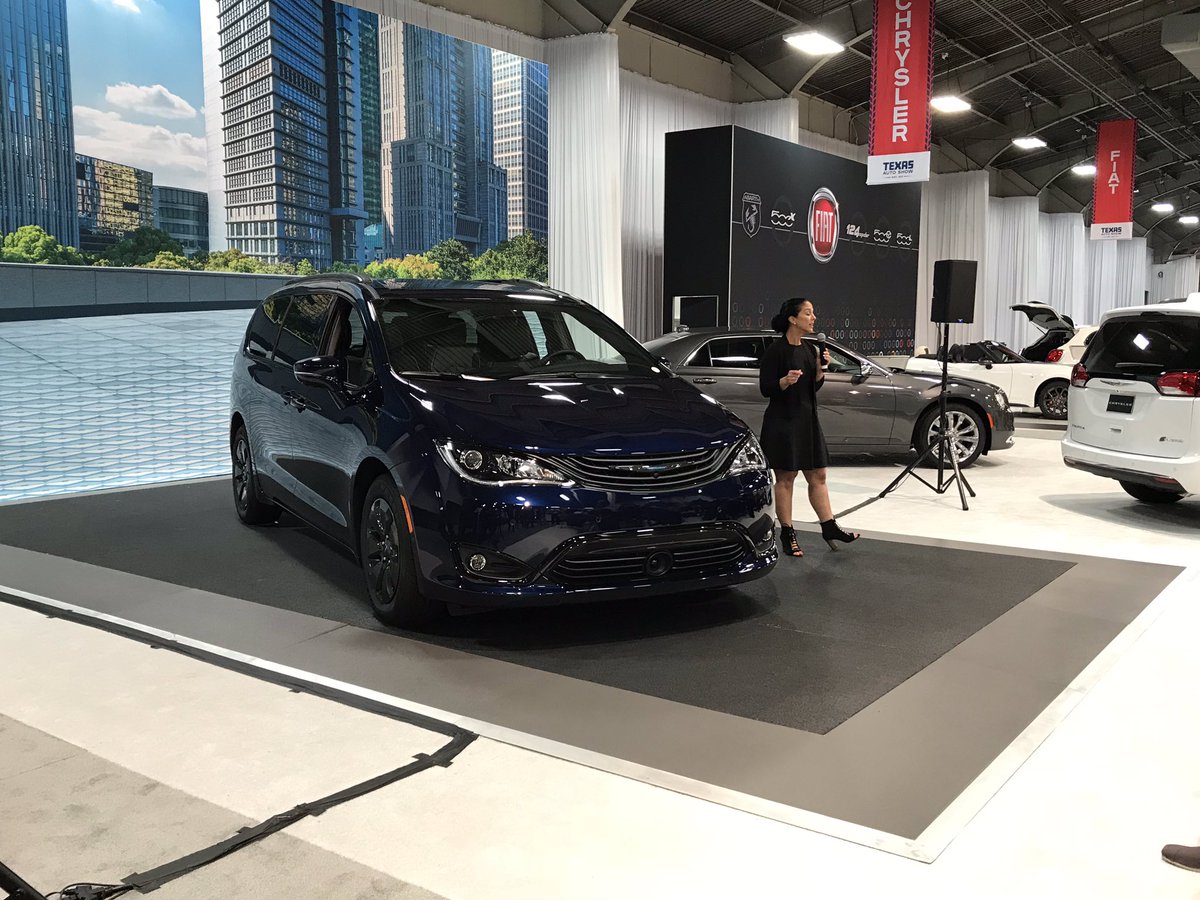 texasautoshow's tweet photo. 2019 @Chrysler Hybrid Pacifica. #TexasAutoShow https://t.co/2fr8slnBCi