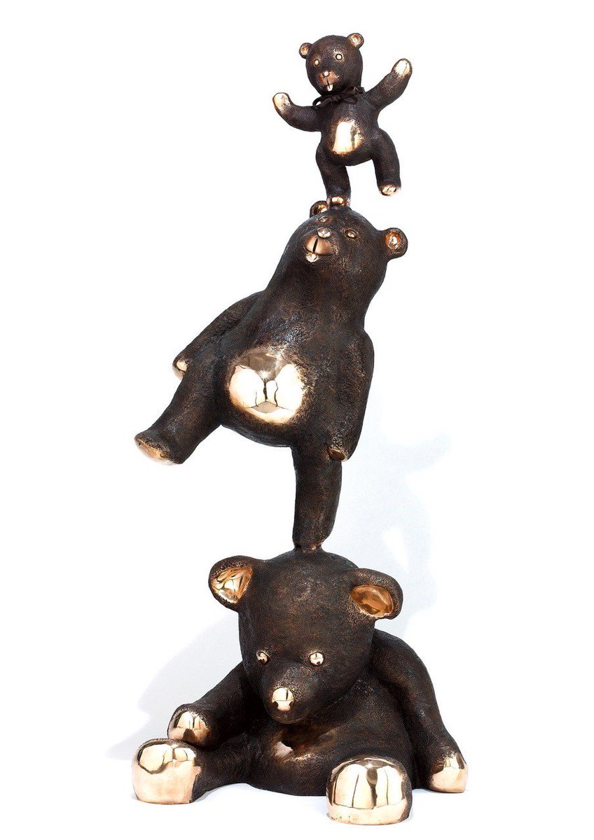 GaleriesBartoux's tweet photo. Les Galeries Bartoux ont le plaisir de vous annoncer leur nouvelle collaboration avec l’artiste Philippe Berry. Par devant les Trois grands Nounours, un sentiment familier presque oublié remonte à la surface: celui du jeu d’enfant ! #art #PhilippeBerry #sculpture https://t.co/qPTPA9GSHb