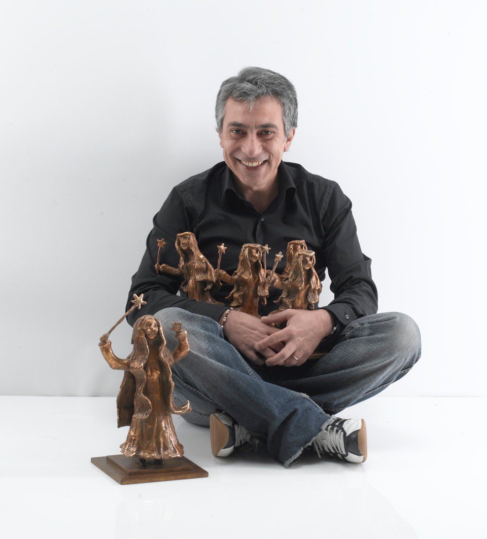 GaleriesBartoux's tweet photo. Les Galeries Bartoux ont le plaisir de vous annoncer leur nouvelle collaboration avec l’artiste Philippe Berry. Par devant les Trois grands Nounours, un sentiment familier presque oublié remonte à la surface: celui du jeu d’enfant ! #art #PhilippeBerry #sculpture https://t.co/qPTPA9GSHb