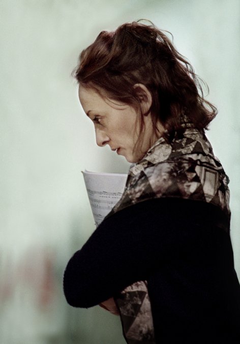 PREMIERE: @AnaSilveraMusic's 'Skeleton Song' was born from grief - a piece about resilience, it's backed by a beautiful video... clashmusic.com/videos/premier…