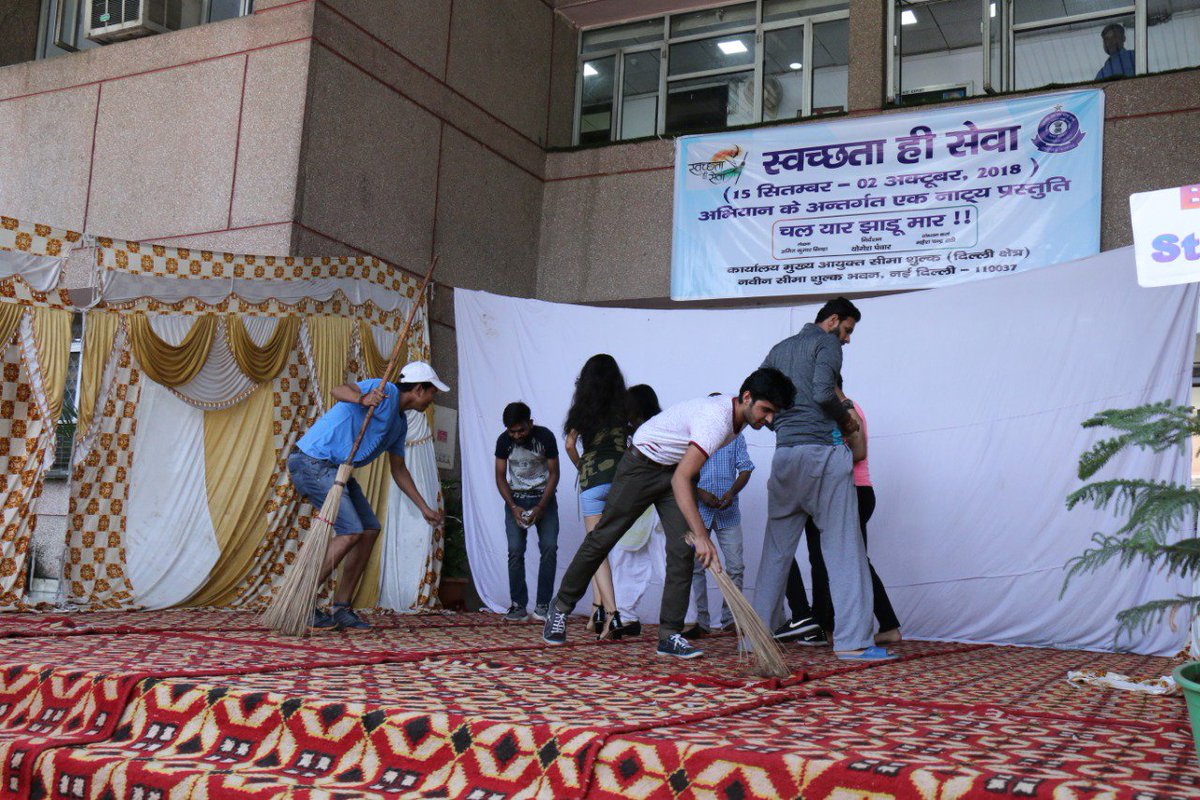 Delhicustoms's tweet photo. As a part of ongoing Swachchta hi Sewa campaign 2018, a Nukad Natak on Swachchta has been organized by the Delhi Customs Zone at NCH on 27.09.2018. #cbic_india #Dghrd https://t.co/zsmXfkJU43