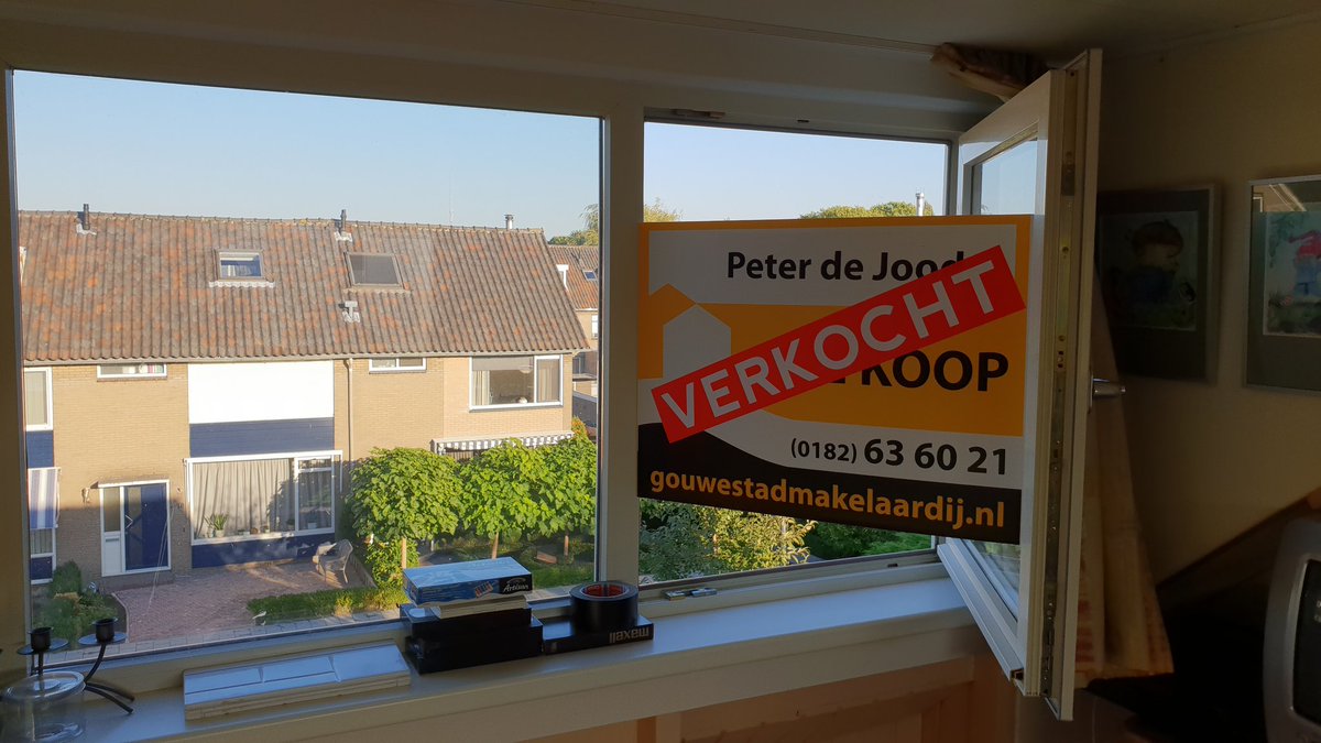 peterdejoode's tweet photo. Blije verkopers en kopers! Jan Campertlaan in #Waddinxveen is verkocht. Iedereen kan weer een huisje verder. #fijn. https://t.co/8kUFBjnnPX