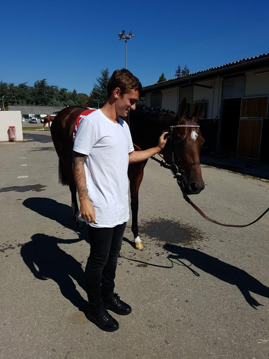 Merci aux professionnels, aux passionnés des courses hippiques et aux chevaux de me faire aimer un peu plus chaque jour ce nouveau monde pour moi. 🐎 #GriziGalop
