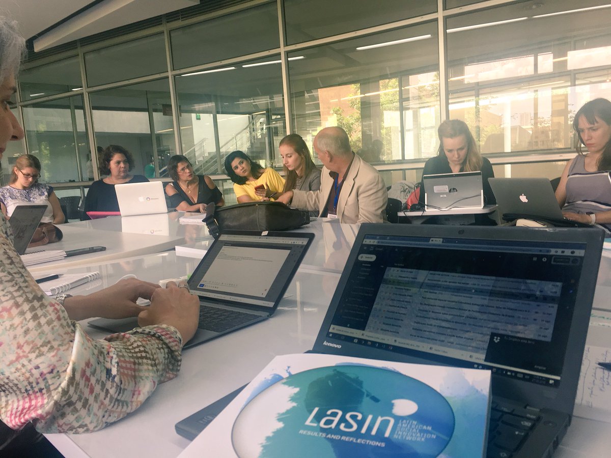 En @InnovacionUdeA nuestra última reunión del consorcio <a href="/lasinorg/">Lasin</a> con el libro que da cuenta de todos los aprendizajes, estudios, cursos y acciones en #InnovaciónSocial en Latinoamérica durante los últimos 3 años #RsAreandina