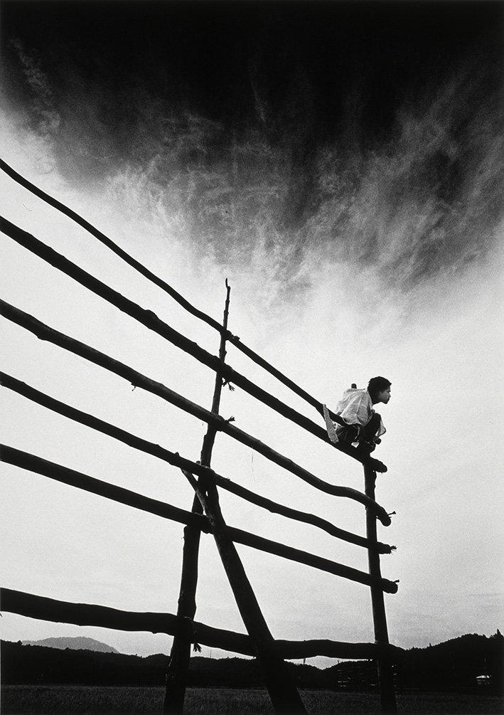 mep_paris's tweet photo. "UNE COLLECTION" #CollectionMEP
Dans sa série "Kamaitachi", Ekoh Hosoe convoque ses souvenirs d’enfance de la campagne japonaise où, avec sa mère, il fuit Tokyo durant la 2e Guerre Mondiale. Tatsumi Hijikata, chorégraphe avant-gardiste, lui servira de modèle.
#EkohHosoe #japon https://t.co/a6HtCmYAws