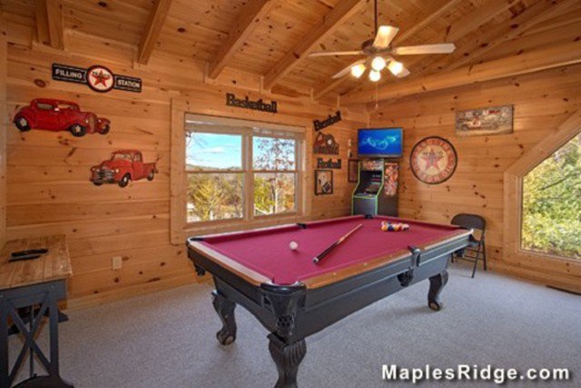 Maples_Ridge's tweet photo. Our featured cabin today is Gamblers Cove. Gamblers Cove is a gorgeous 3 bedroom, 2 bath cabin located in Pigeon Forge. 
 Give us a call today to reserve your fall family vacation! #865-908-8970 https://t.co/XaNuSXJDwa