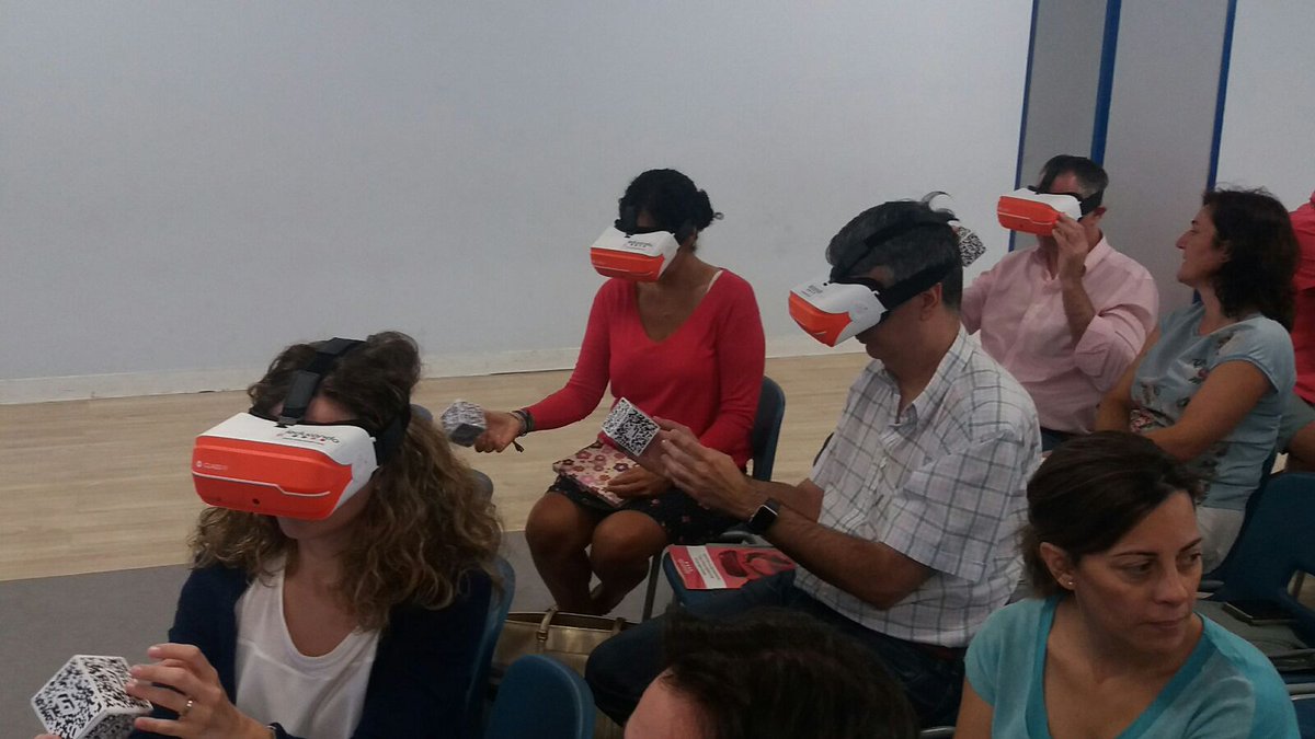 ieducando's tweet photo. Los asistentes a #ieducandoClassVR prueban las gafas: realidad virtual y aumentada aplicada a la educación https://t.co/XL155f91sn