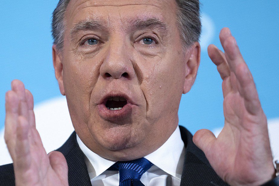 LP_LaPresse's tweet photo. Legault nuance sa réponse à une dame sur les immigrants qui «nous effacent» https://t.co/vo8eqo3qBb https://t.co/AVrONHGULQ