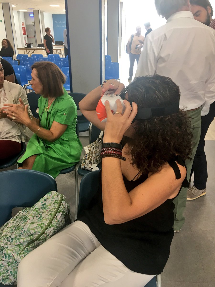 ColeEstudiantes's tweet photo. ¡Reto superado! A través de una demo las familias comprueban cómo funciona la #realidadvirtual y cómo sería el aprendizaje en una clase
#ieducandoClassVR #Educación https://t.co/7G7fvnoTz2