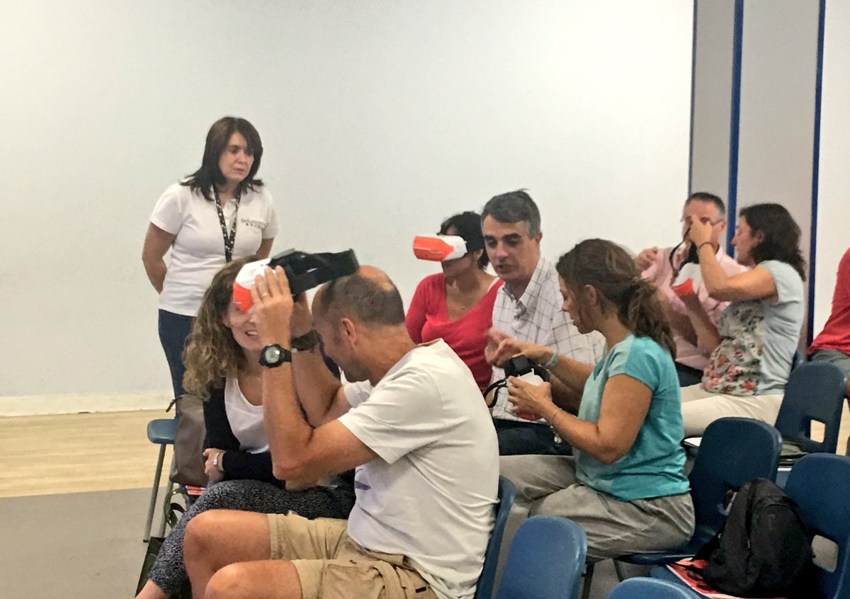 ColeEstudiantes's tweet photo. ¡Reto superado! A través de una demo las familias comprueban cómo funciona la #realidadvirtual y cómo sería el aprendizaje en una clase
#ieducandoClassVR #Educación https://t.co/7G7fvnoTz2