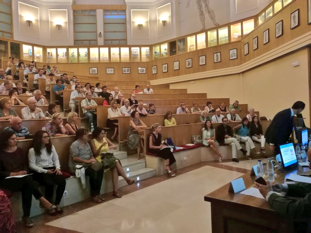 ParkinsonFEP's tweet photo. Seguimos con las Jornadas sobre el papel de la farmacia comunitaria en la atención a la persona con #párkinson en @UVa_es
@BidaFarma #Aparval #Educaciónparalasalud https://t.co/GIe9AW8wbX