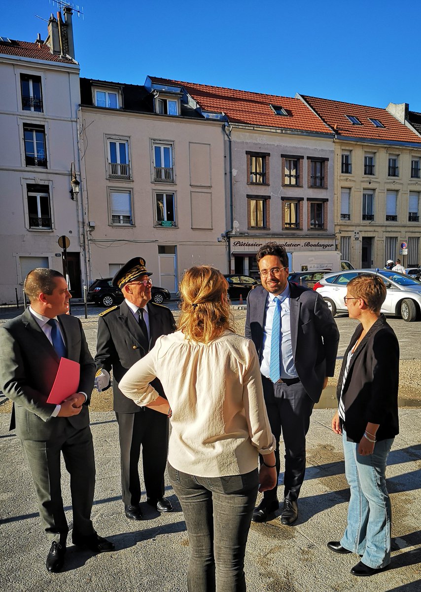 Prefet51's tweet photo. Visite de @mounir à @VilledeReims pour échanger avec les étudiants de #SciencesPoReims sur le #numérique 💻 : ses enjeux, ses problématiques, ses dérives, ses promesses... Un débat constructif et apprécié autour d'une thématique transversale incontournable ! https://t.co/DqkmhBG9V1