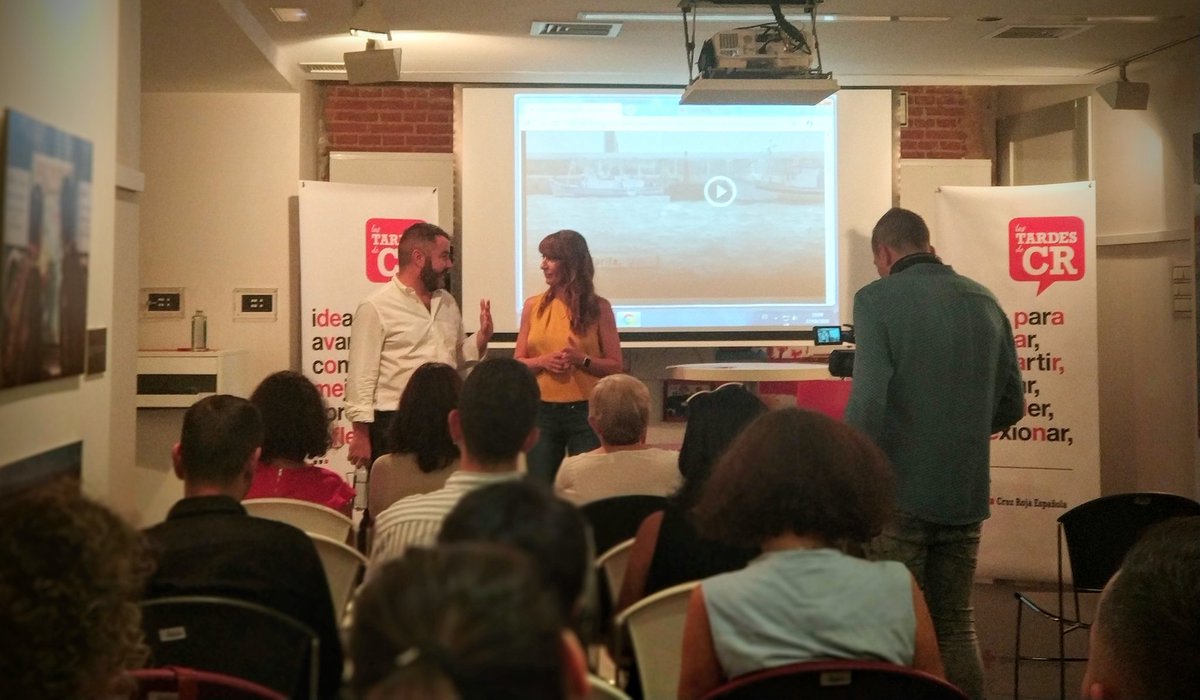 jcortecero's tweet photo. Historias reales. La labor de visibilizar la injusticia social que surge en el día a día. Mila Payo de #ComandoActualidad en #LasTardesdeCr de @CruzRojaMadrid https://t.co/OvaMh3Yk6x